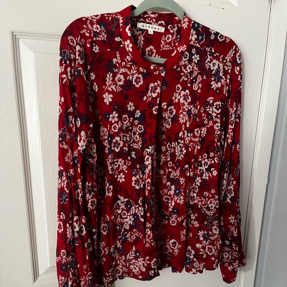 XiRENA Red Floral Button Down Shirt